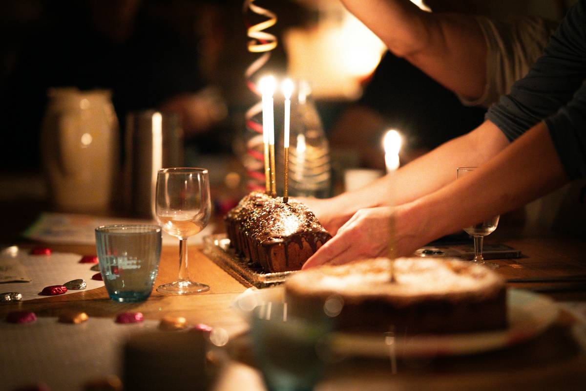Infographic showing principles of simple home birthday decor: 1. One color palette 2. Strategic lighting 3. Repurposed household items 4. Negative space