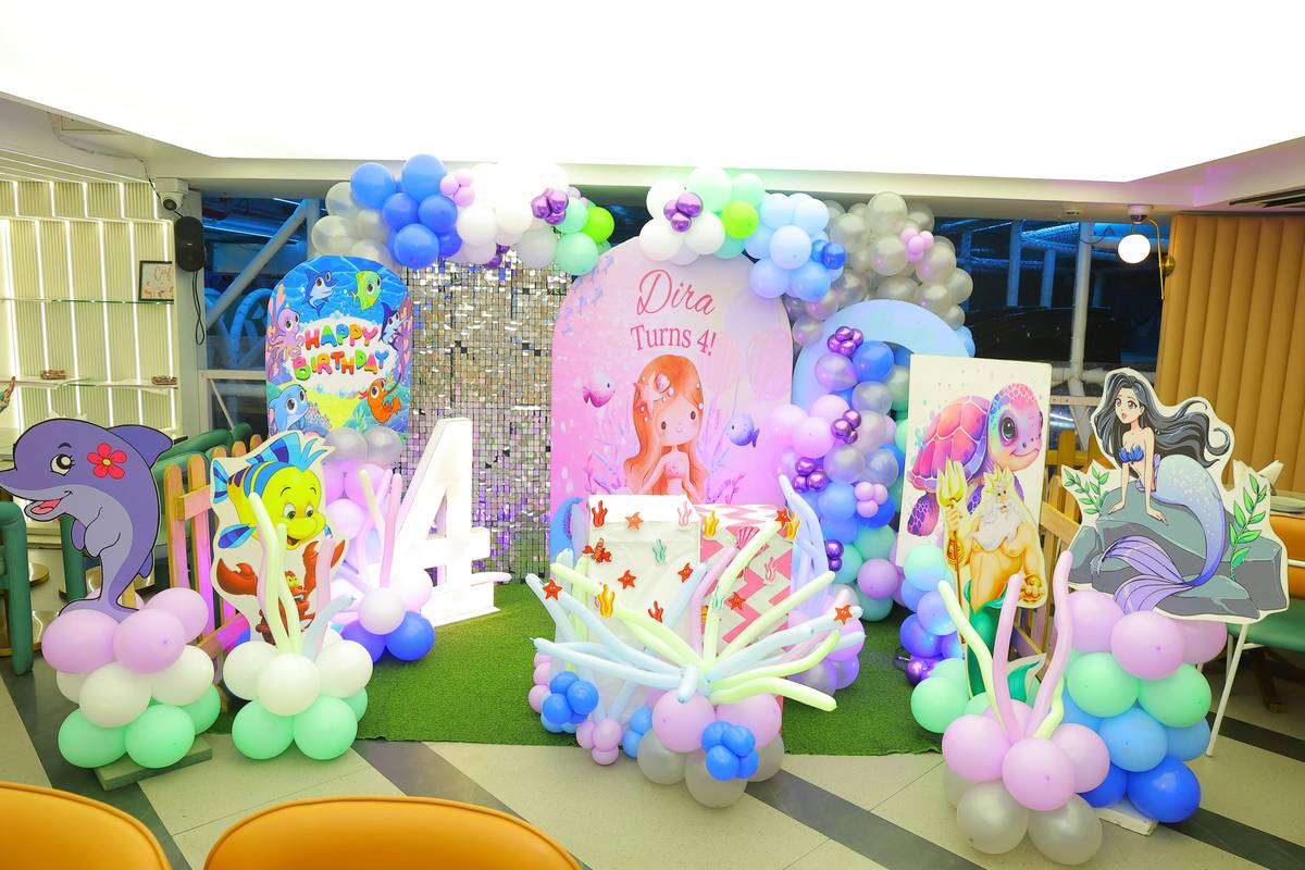 Infographic showing 60-30-10 color rule applied to birthday party decor with example palette: navy (60%), gold (30%), white (10%)