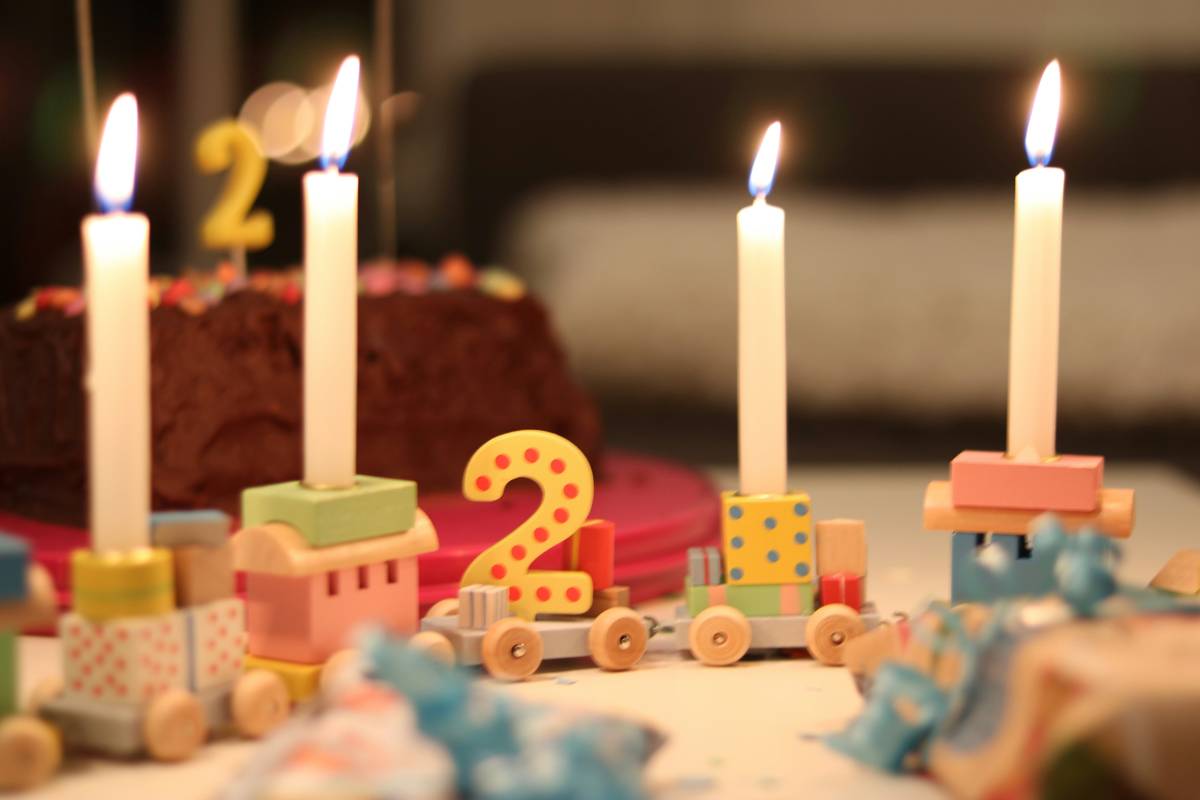 Infographic showing optimal cake cutting timing, decor layering, and guest flow for birthday parties
