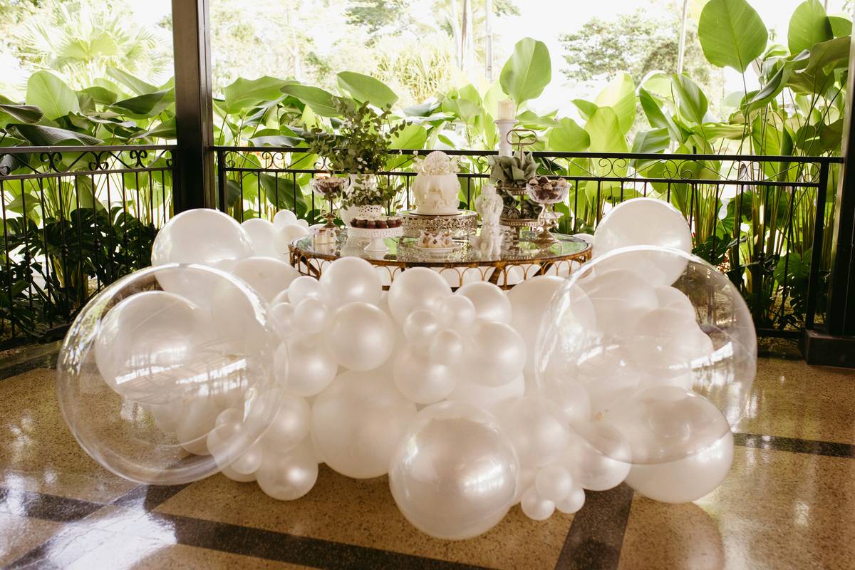Infographic showing 3-zone birthday decor strategy: entryway welcome sign, dining table centerpiece, photo backdrop—all using minimal items like string lights, paper fans, and fresh flowers