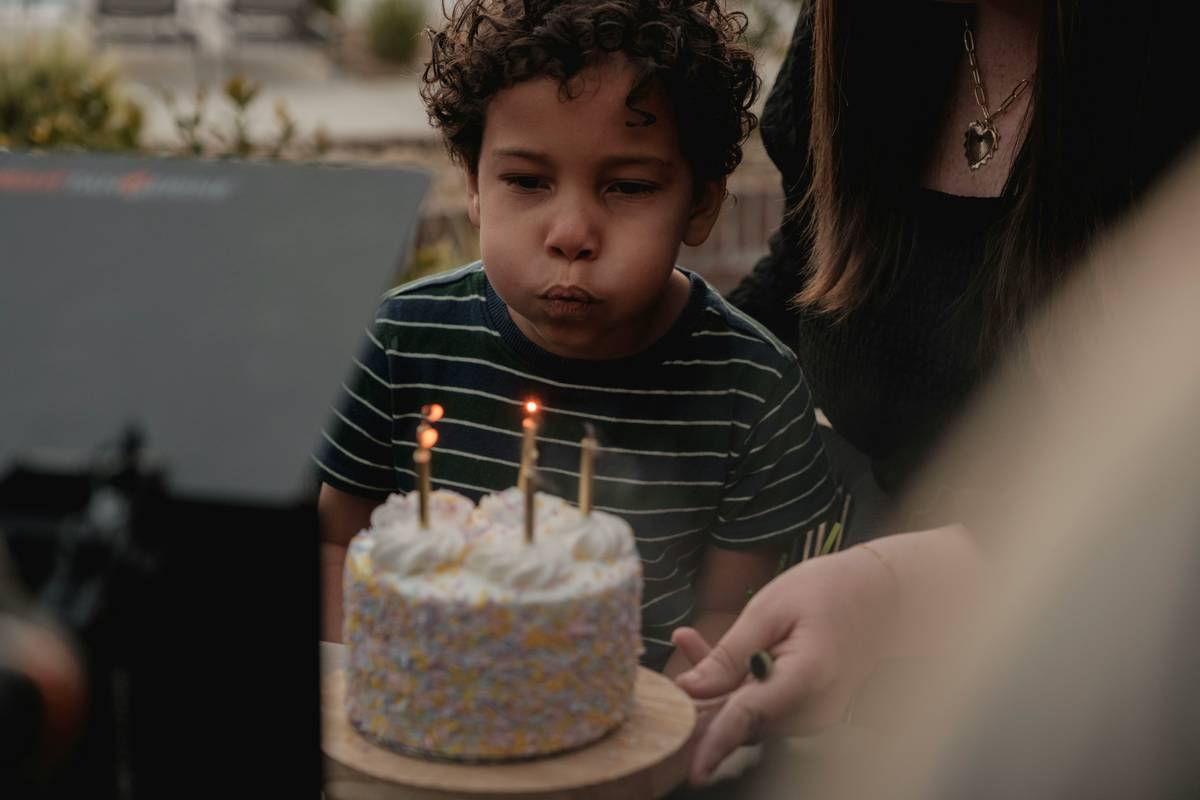 Side-by-side comparison of popular birthday plates for boys: dinosaurs, trucks, superheroes, space themes showing material, size, and kid approval rating